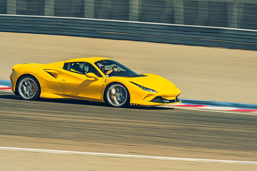 心跳加快、手心冒汗、亢奮,我正握著法拉利的方向盤並等著進賽道……。