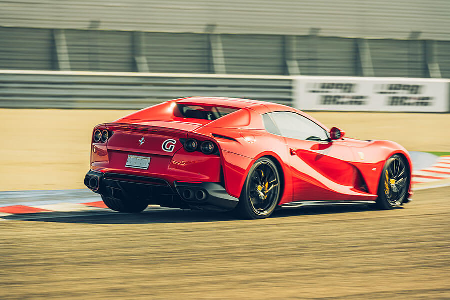 心跳加快、手心冒汗、亢奮,我正握著法拉利的方向盤並等著進賽道……。