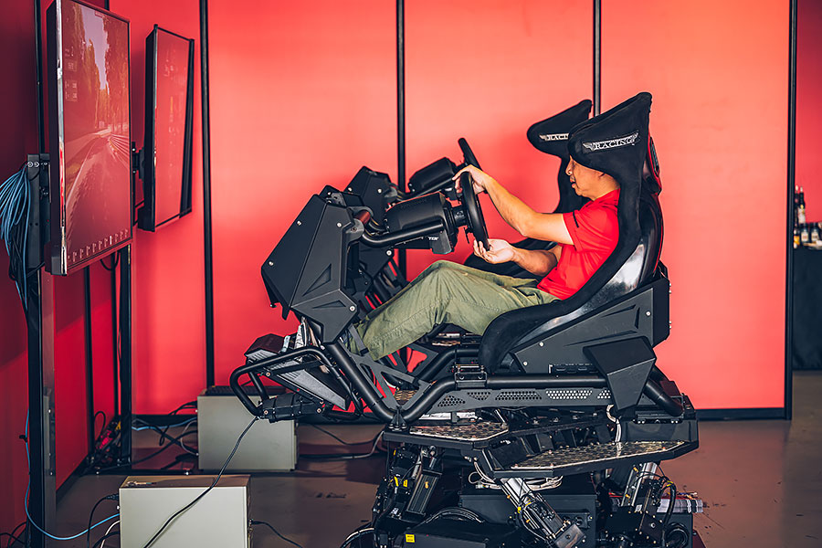 心跳加快、手心冒汗、亢奮,我正握著法拉利的方向盤並等著進賽道……。