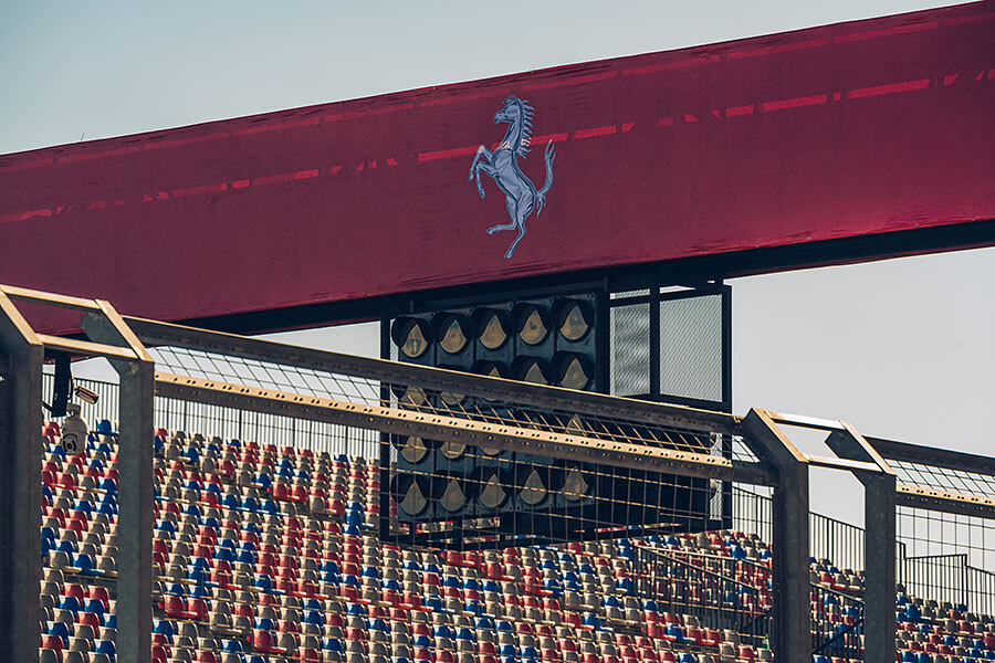 心跳加快、手心冒汗、亢奮,我正握著法拉利的方向盤並等著進賽道……。