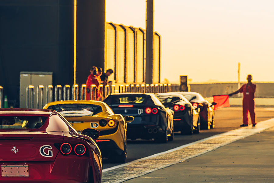 心跳加快、手心冒汗、亢奮,我正握著法拉利的方向盤並等著進賽道……。