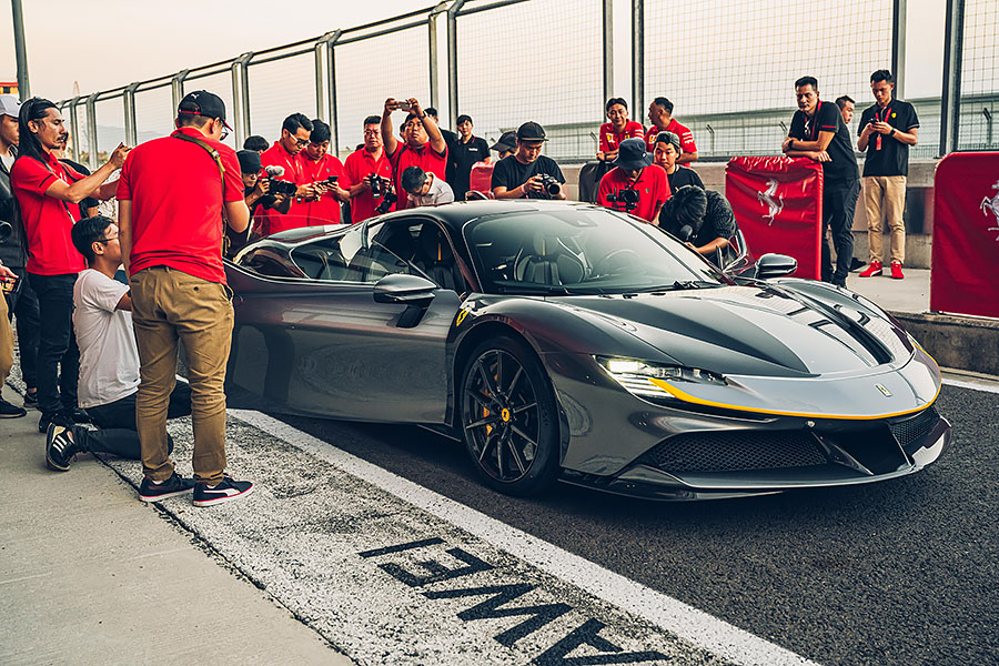 心跳加快、手心冒汗、亢奮,我正握著法拉利的方向盤並等著進賽道……。