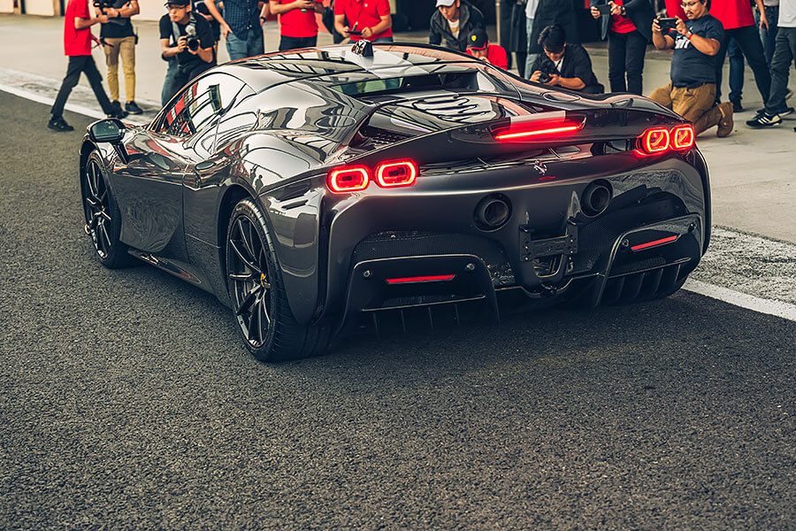 心跳加快、手心冒汗、亢奮,我正握著法拉利的方向盤並等著進賽道……。