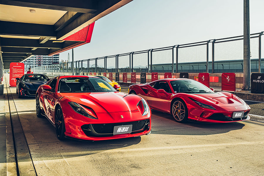 心跳加快、手心冒汗、亢奮,我正握著法拉利的方向盤並等著進賽道……。