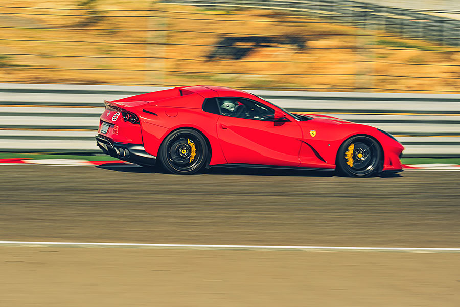 心跳加快、手心冒汗、亢奮,我正握著法拉利的方向盤並等著進賽道……。