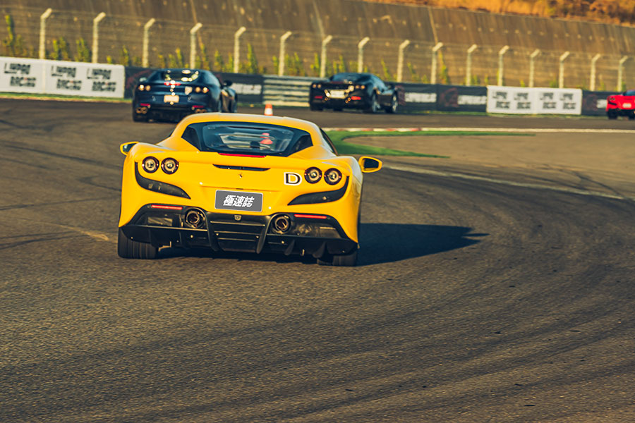 心跳加快、手心冒汗、亢奮,我正握著法拉利的方向盤並等著進賽道……。