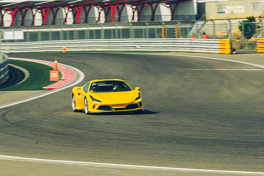 心跳加快、手心冒汗、亢奮,我正握著法拉利的方向盤並等著進賽道……。