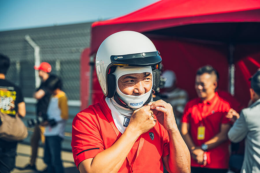 心跳加快、手心冒汗、亢奮,我正握著法拉利的方向盤並等著進賽道……。