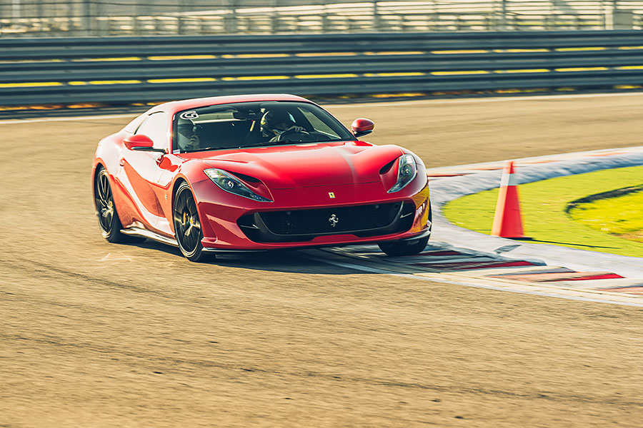 心跳加快、手心冒汗、亢奮,我正握著法拉利的方向盤並等著進賽道……。