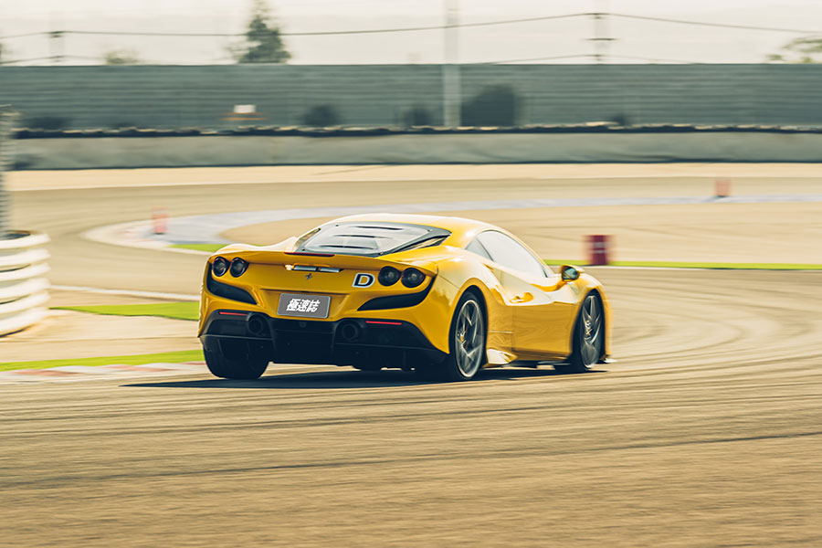 心跳加快、手心冒汗、亢奮,我正握著法拉利的方向盤並等著進賽道……。