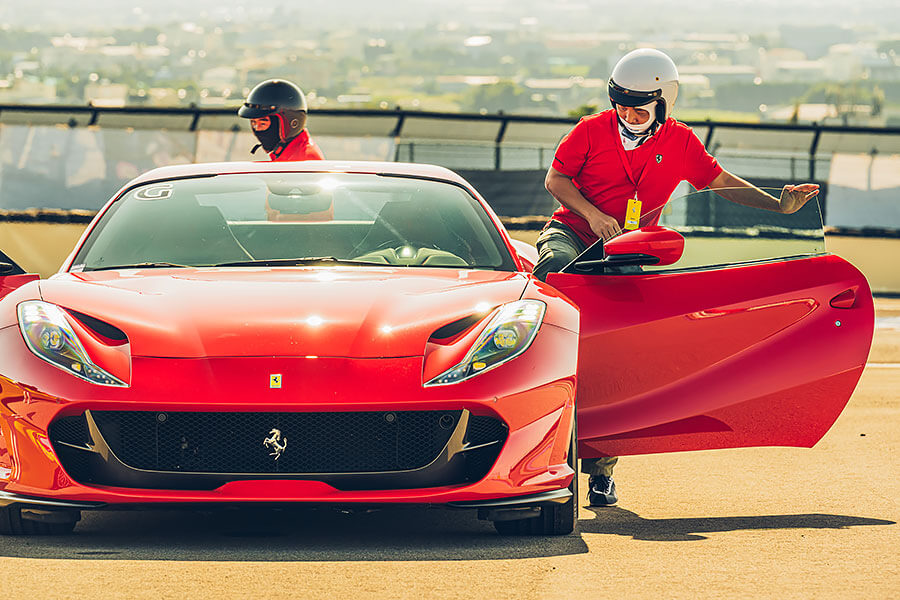 心跳加快、手心冒汗、亢奮,我正握著法拉利的方向盤並等著進賽道……。