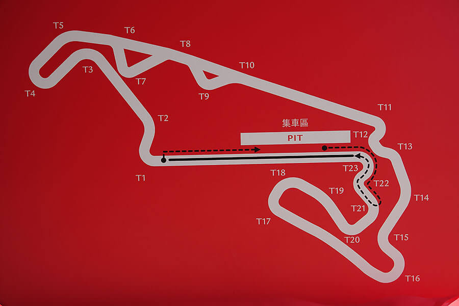 心跳加快、手心冒汗、亢奮,我正握著法拉利的方向盤並等著進賽道……。