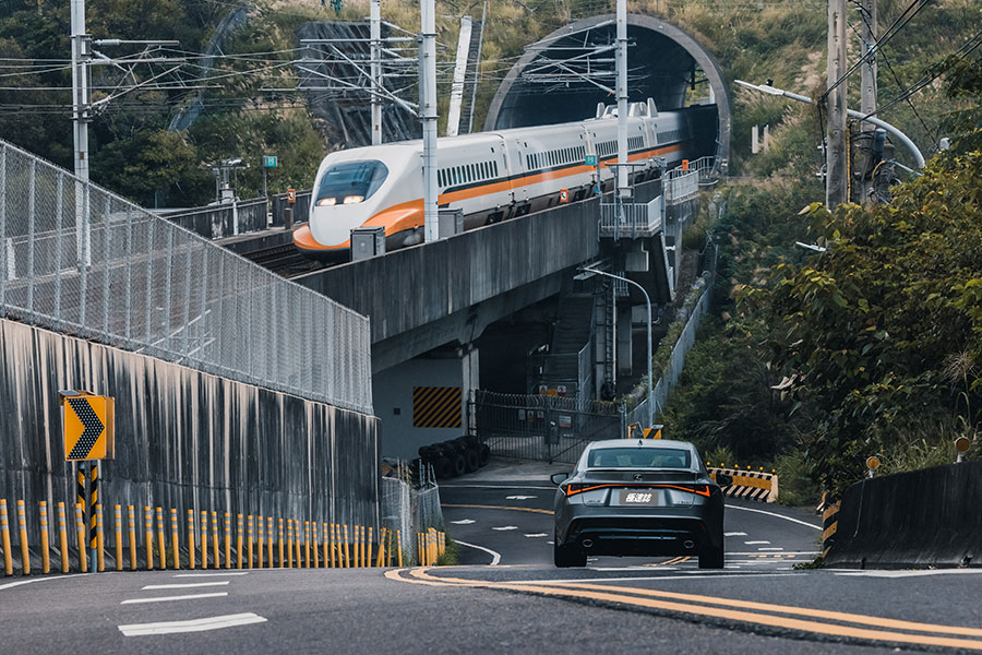 骨子裏本就不差的IS卻意外地突飛猛進,無論在顏值或手腳功夫上都擁有技高一籌的本事,即便將市場上最火熱的房車敵手拿來比劃比劃,我都不覺得IS有任何疲軟之勢。