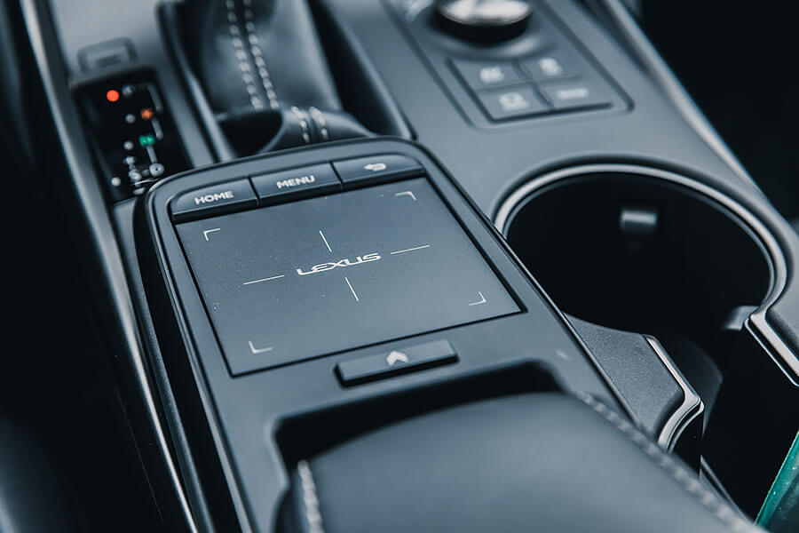 骨子裏本就不差的IS卻意外地突飛猛進,無論在顏值或手腳功夫上都擁有技高一籌的本事,即便將市場上最火熱的房車敵手拿來比劃比劃,我都不覺得IS有任何疲軟之勢。