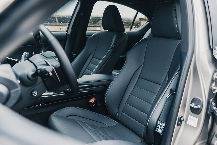 骨子裏本就不差的IS卻意外地突飛猛進,無論在顏值或手腳功夫上都擁有技高一籌的本事,即便將市場上最火熱的房車敵手拿來比劃比劃,我都不覺得IS有任何疲軟之勢。