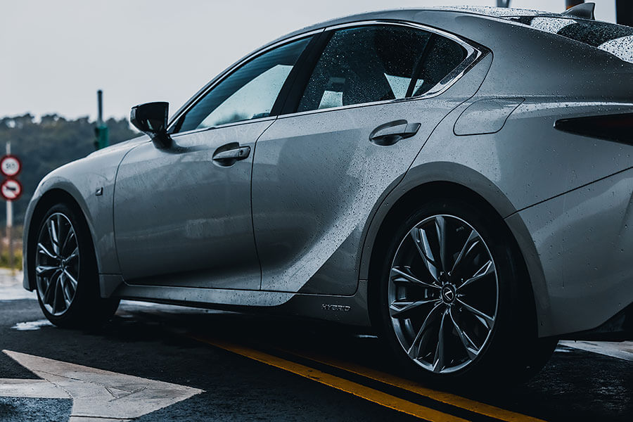 骨子裏本就不差的IS卻意外地突飛猛進,無論在顏值或手腳功夫上都擁有技高一籌的本事,即便將市場上最火熱的房車敵手拿來比劃比劃,我都不覺得IS有任何疲軟之勢。