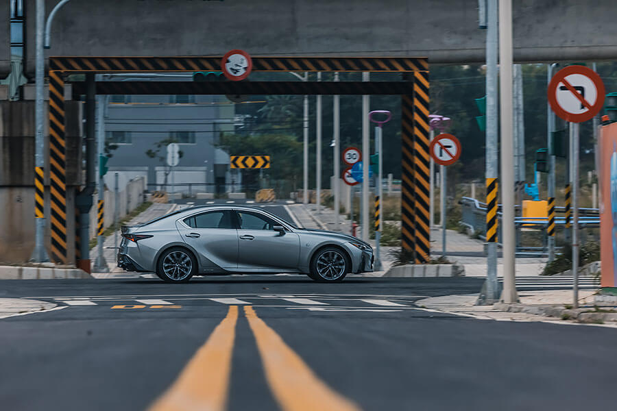 骨子裏本就不差的IS卻意外地突飛猛進,無論在顏值或手腳功夫上都擁有技高一籌的本事,即便將市場上最火熱的房車敵手拿來比劃比劃,我都不覺得IS有任何疲軟之勢。