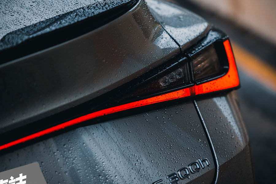 骨子裏本就不差的IS卻意外地突飛猛進,無論在顏值或手腳功夫上都擁有技高一籌的本事,即便將市場上最火熱的房車敵手拿來比劃比劃,我都不覺得IS有任何疲軟之勢。