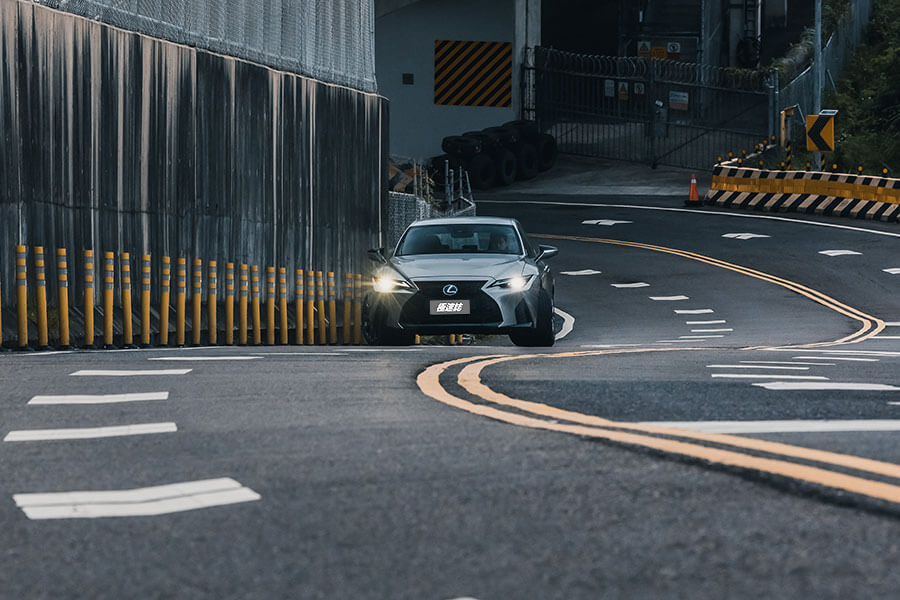 骨子裏本就不差的IS卻意外地突飛猛進,無論在顏值或手腳功夫上都擁有技高一籌的本事,即便將市場上最火熱的房車敵手拿來比劃比劃,我都不覺得IS有任何疲軟之勢。