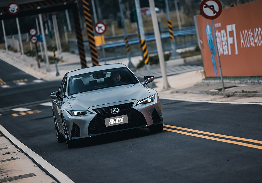 骨子裏本就不差的IS卻意外地突飛猛進,無論在顏值或手腳功夫上都擁有技高一籌的本事,即便將市場上最火熱的房車敵手拿來比劃比劃,我都不覺得IS有任何疲軟之勢。