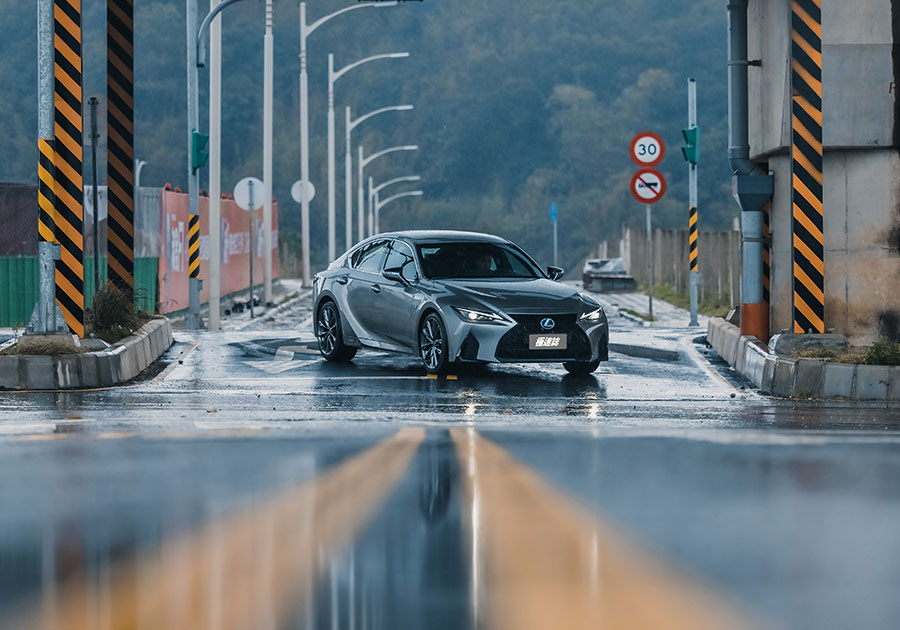 骨子裏本就不差的IS卻意外地突飛猛進,無論在顏值或手腳功夫上都擁有技高一籌的本事,即便將市場上最火熱的房車敵手拿來比劃比劃,我都不覺得IS有任何疲軟之勢。