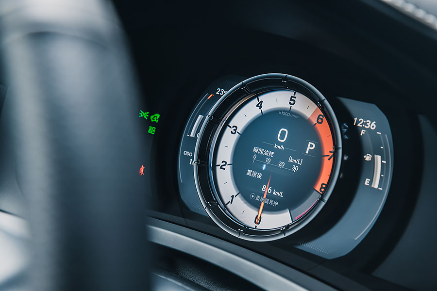 骨子裏本就不差的IS卻意外地突飛猛進,無論在顏值或手腳功夫上都擁有技高一籌的本事,即便將市場上最火熱的房車敵手拿來比劃比劃,我都不覺得IS有任何疲軟之勢。