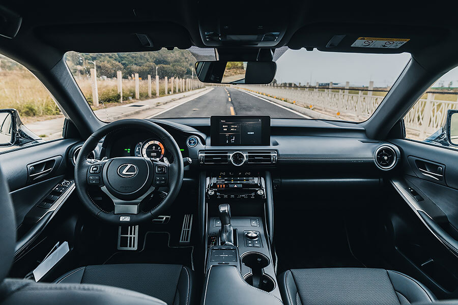 骨子裏本就不差的IS卻意外地突飛猛進,無論在顏值或手腳功夫上都擁有技高一籌的本事,即便將市場上最火熱的房車敵手拿來比劃比劃,我都不覺得IS有任何疲軟之勢。