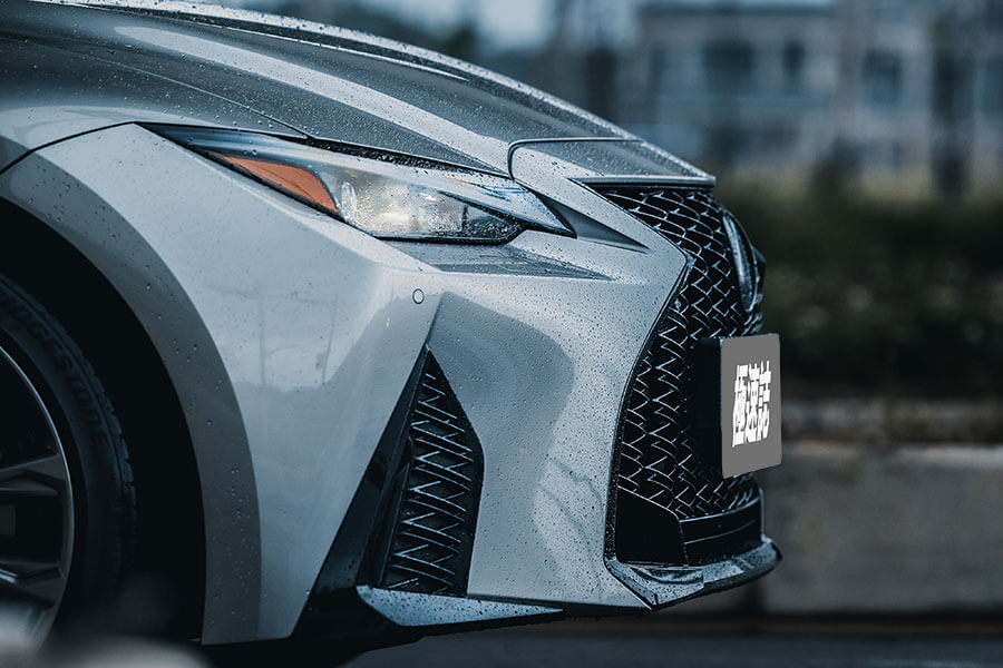 骨子裏本就不差的IS卻意外地突飛猛進,無論在顏值或手腳功夫上都擁有技高一籌的本事,即便將市場上最火熱的房車敵手拿來比劃比劃,我都不覺得IS有任何疲軟之勢。