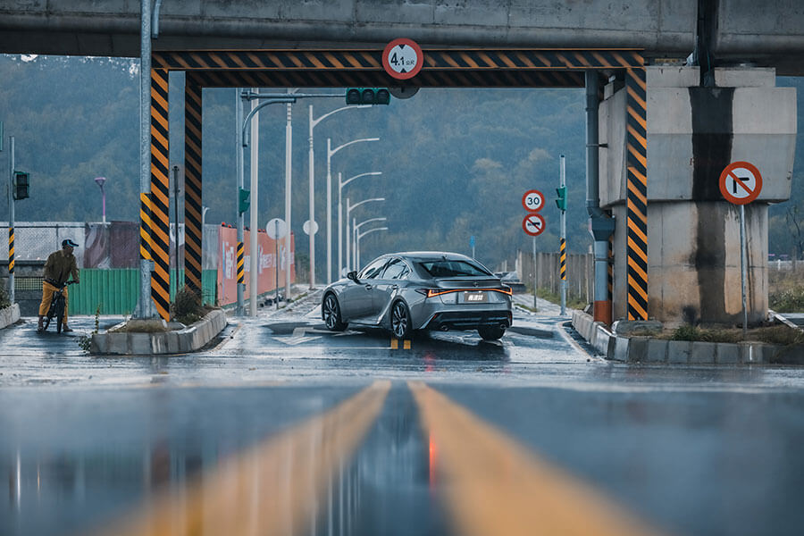 骨子裏本就不差的IS卻意外地突飛猛進,無論在顏值或手腳功夫上都擁有技高一籌的本事,即便將市場上最火熱的房車敵手拿來比劃比劃,我都不覺得IS有任何疲軟之勢。