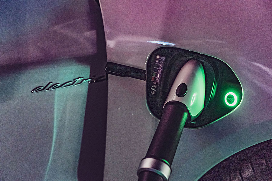 Taycan 4S絕對是泰坦中的上上之選,足夠且強大的動力後援,更別提還有三規格中最持久的續航力道,況且在帥度沒變的前提之下價錢相對親人。