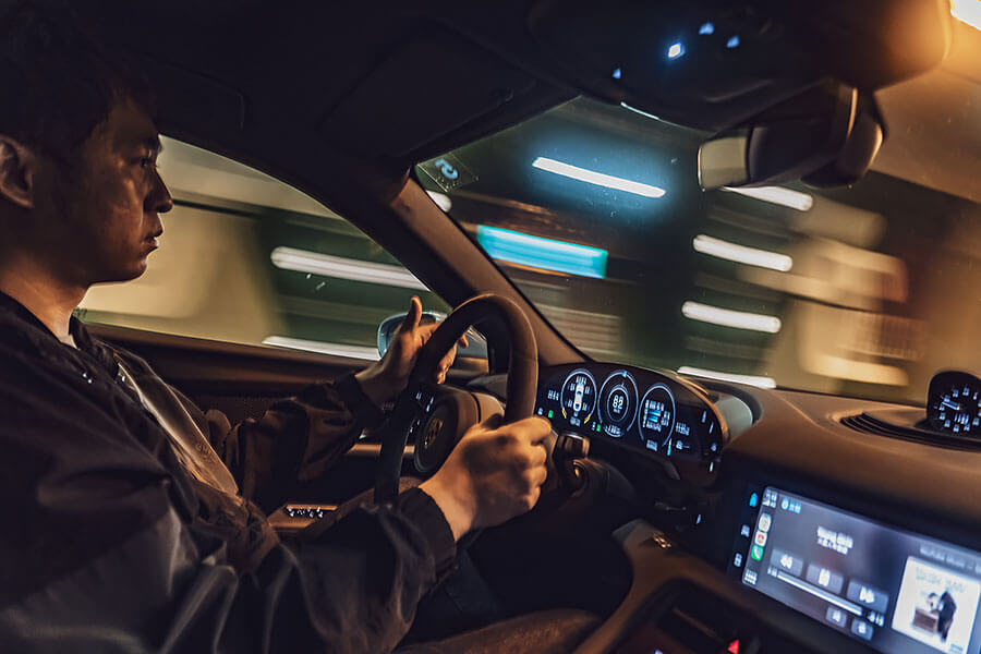 Taycan 4S絕對是泰坦中的上上之選,足夠且強大的動力後援,更別提還有三規格中最持久的續航力道,況且在帥度沒變的前提之下價錢相對親人。