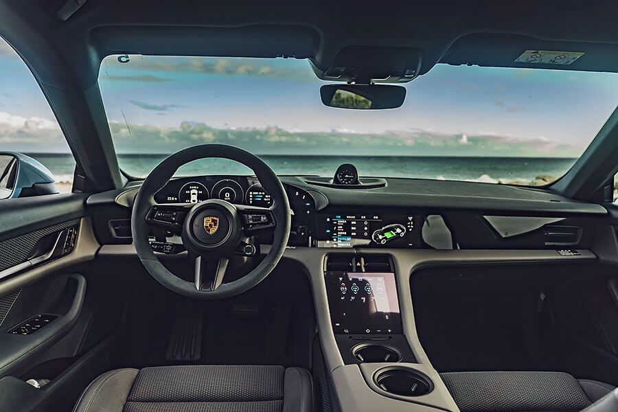 Taycan 4S絕對是泰坦中的上上之選,足夠且強大的動力後援,更別提還有三規格中最持久的續航力道,況且在帥度沒變的前提之下價錢相對親人。