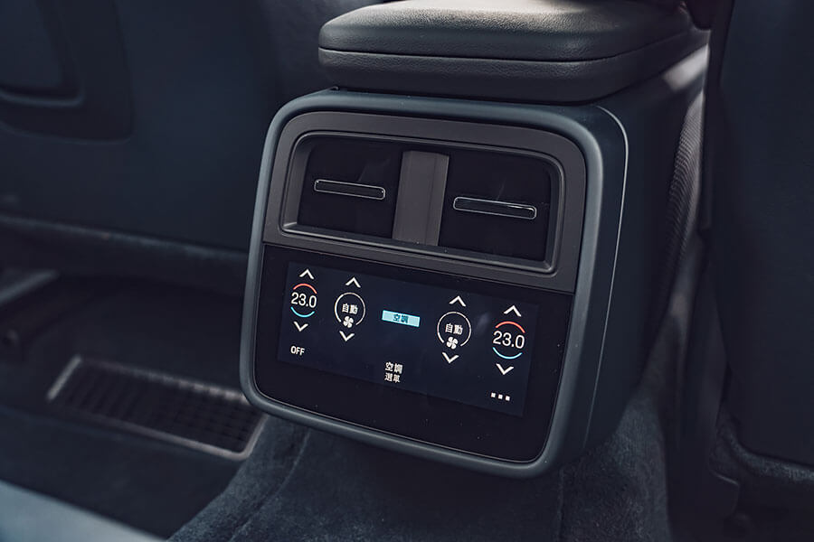 Taycan 4S絕對是泰坦中的上上之選,足夠且強大的動力後援,更別提還有三規格中最持久的續航力道,況且在帥度沒變的前提之下價錢相對親人。