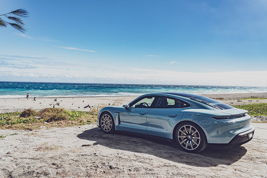 Taycan 4S絕對是泰坦中的上上之選,足夠且強大的動力後援,更別提還有三規格中最持久的續航力道,況且在帥度沒變的前提之下價錢相對親人。