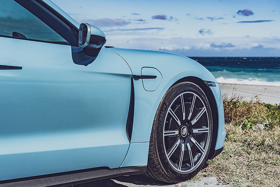 Taycan 4S絕對是泰坦中的上上之選,足夠且強大的動力後援,更別提還有三規格中最持久的續航力道,況且在帥度沒變的前提之下價錢相對親人。