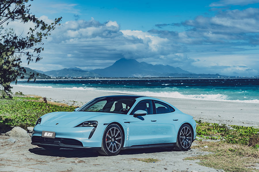 Taycan 4S絕對是泰坦中的上上之選,足夠且強大的動力後援,更別提還有三規格中最持久的續航力道,況且在帥度沒變的前提之下價錢相對親人。