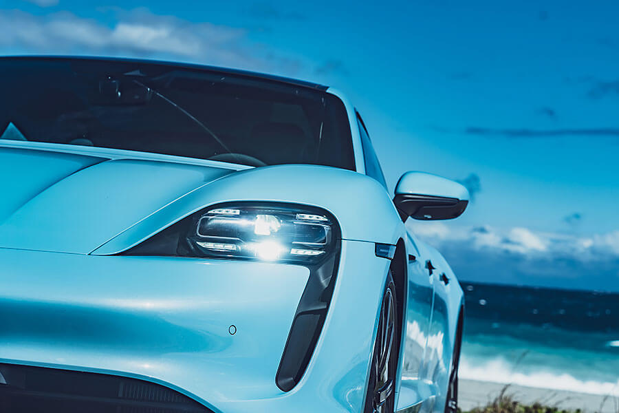 Taycan 4S絕對是泰坦中的上上之選,足夠且強大的動力後援,更別提還有三規格中最持久的續航力道,況且在帥度沒變的前提之下價錢相對親人。