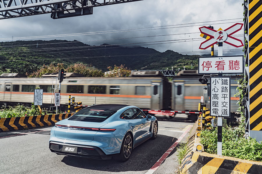 Taycan 4S絕對是泰坦中的上上之選,足夠且強大的動力後援,更別提還有三規格中最持久的續航力道,況且在帥度沒變的前提之下價錢相對親人。