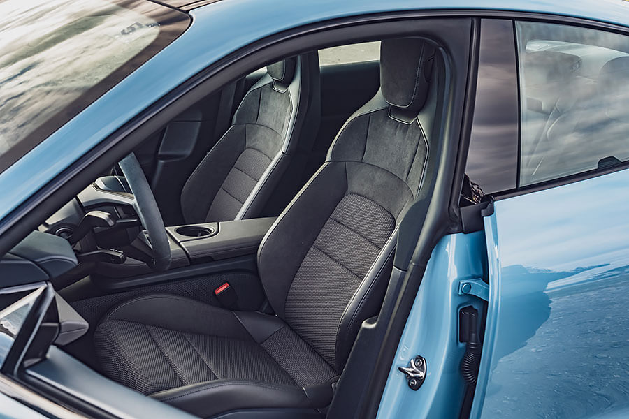 Taycan 4S絕對是泰坦中的上上之選,足夠且強大的動力後援,更別提還有三規格中最持久的續航力道,況且在帥度沒變的前提之下價錢相對親人。