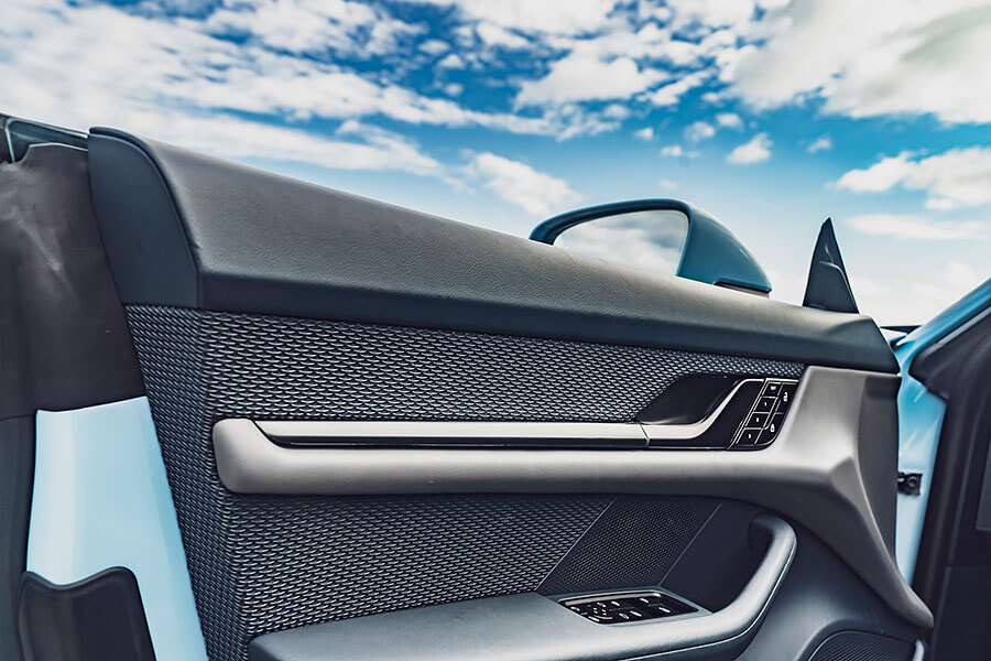 Taycan 4S絕對是泰坦中的上上之選,足夠且強大的動力後援,更別提還有三規格中最持久的續航力道,況且在帥度沒變的前提之下價錢相對親人。