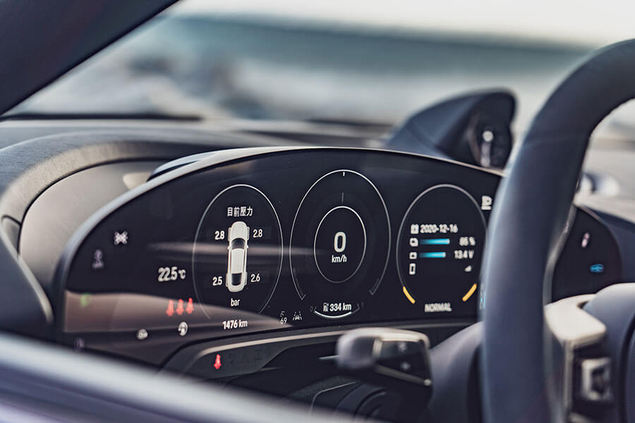 Taycan 4S絕對是泰坦中的上上之選,足夠且強大的動力後援,更別提還有三規格中最持久的續航力道,況且在帥度沒變的前提之下價錢相對親人。