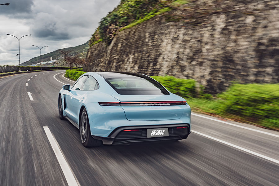 Taycan 4S絕對是泰坦中的上上之選,足夠且強大的動力後援,更別提還有三規格中最持久的續航力道,況且在帥度沒變的前提之下價錢相對親人。