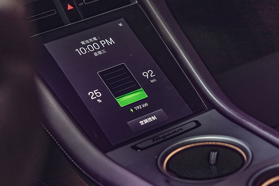 Taycan 4S絕對是泰坦中的上上之選,足夠且強大的動力後援,更別提還有三規格中最持久的續航力道,況且在帥度沒變的前提之下價錢相對親人。