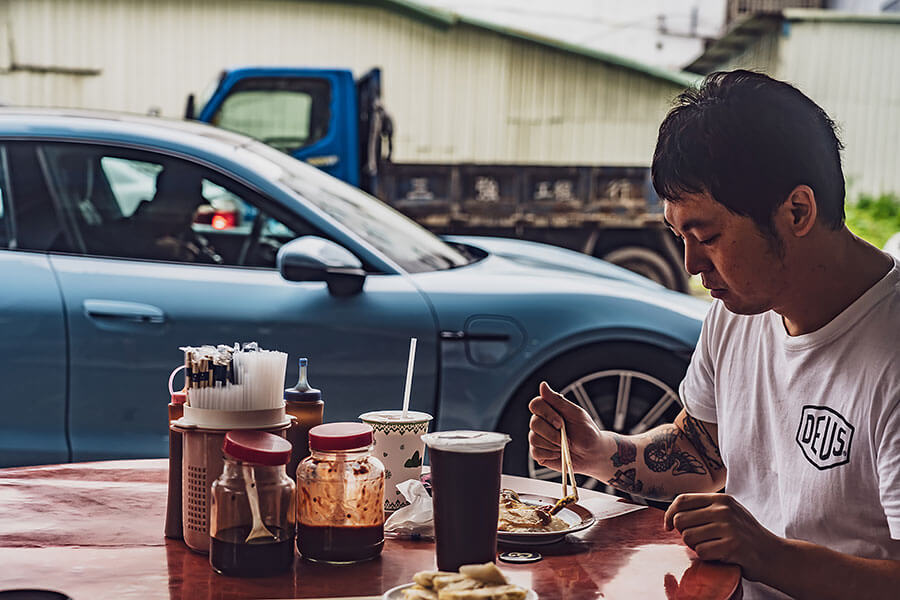 Taycan 4S絕對是泰坦中的上上之選,足夠且強大的動力後援,更別提還有三規格中最持久的續航力道,況且在帥度沒變的前提之下價錢相對親人。