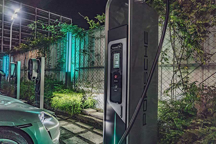 Taycan 4S絕對是泰坦中的上上之選,足夠且強大的動力後援,更別提還有三規格中最持久的續航力道,況且在帥度沒變的前提之下價錢相對親人。