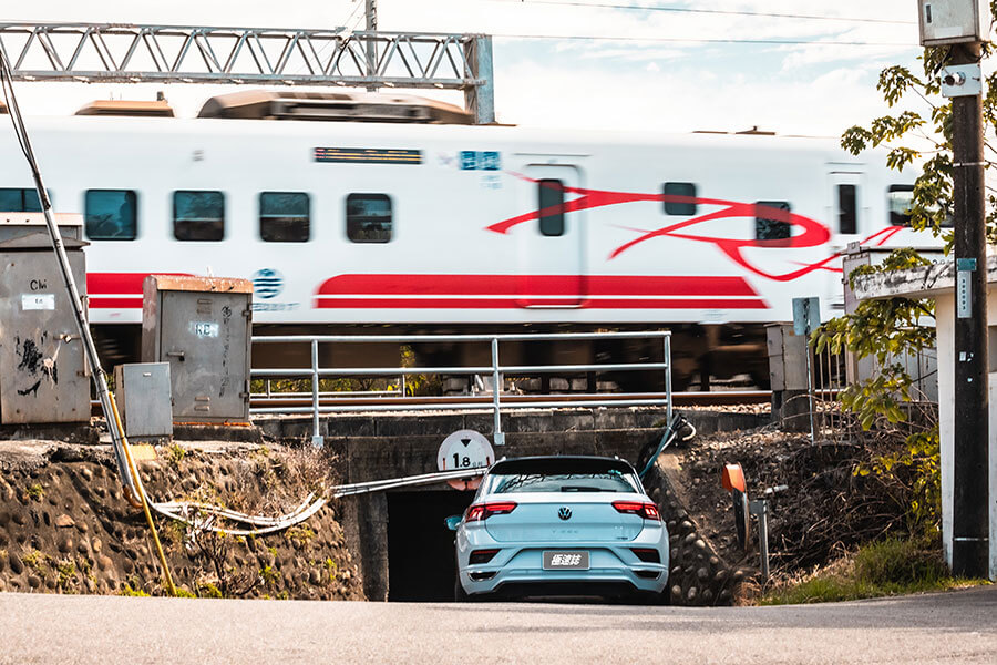 想找部內外兼具的一等好車,除了飽滿動力精準下盤功夫外,還能擁有一點也不遜於他人的高顏值,那我想你應該考慮買張搖滾區直達門檻,我知道貴了些,但它很值得。