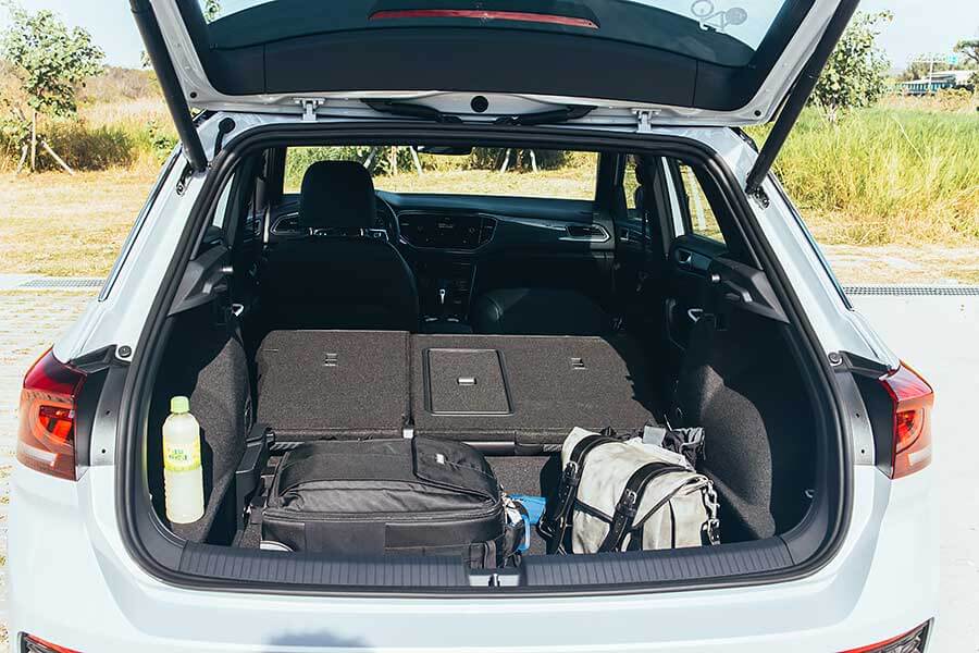 想找部內外兼具的一等好車,除了飽滿動力精準下盤功夫外,還能擁有一點也不遜於他人的高顏值,那我想你應該考慮買張搖滾區直達門檻,我知道貴了些,但它很值得。