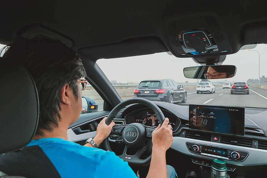 看到遠方日月潭邊的那棵大樹了嗎？左去右回，開始！