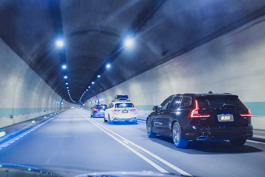 看到遠方日月潭邊的那棵大樹了嗎？左去右回，開始！