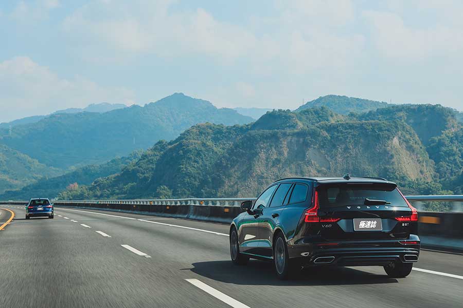 看到遠方日月潭邊的那棵大樹了嗎？左去右回，開始！